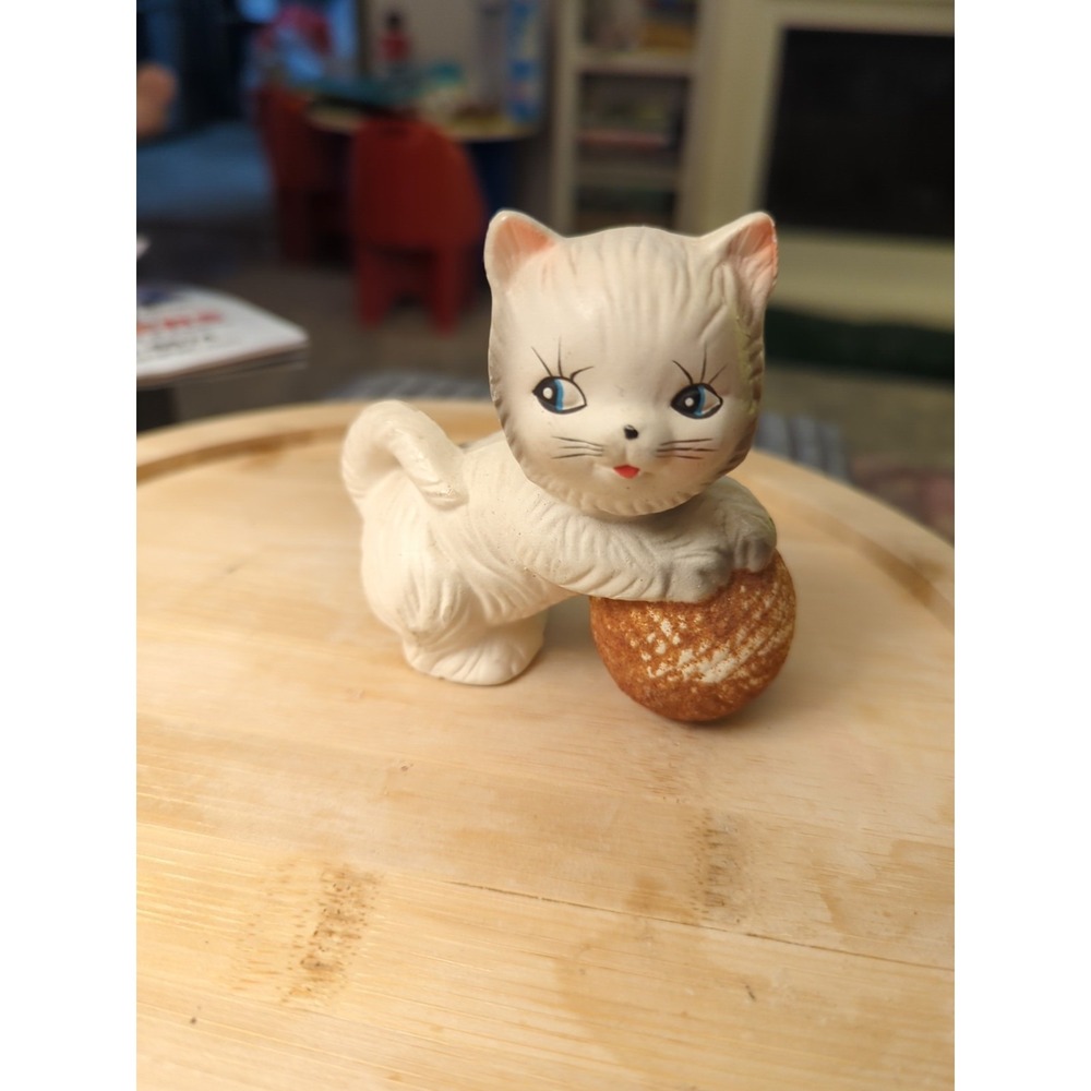 1950s Vintage Chadwick White Porcelain Kitten Cat with Ball of Yarn Figurine